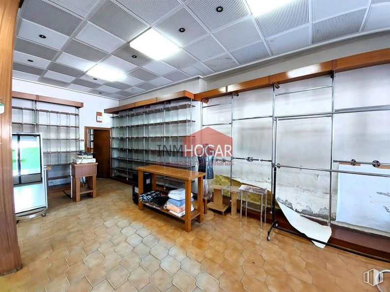 Retail for sale at Plaza Arrabal, Arévalo, Ávila, 05200 with table, wood, interior design, flooring, floor, hardwood, ceiling, television, hall and house around