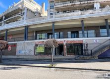 Local en venta en Plaza Alegría, Arganda del Rey, Madrid, 28500 con apartamento, balcón, condominio, uso mixto, valla, arquitectura brutalista y pasamanos alrededor