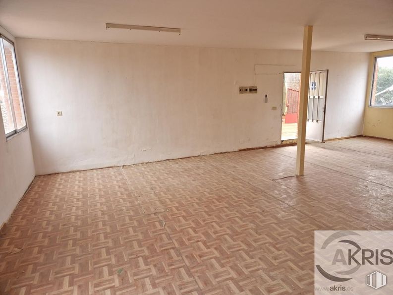 Retail for sale at Centro Comercial Las Perdices, Calle Centro, Bargas, Toledo, 45593 with window, floor, flooring, wall, wood, brown, ceiling, tile flooring, room and wood stain around