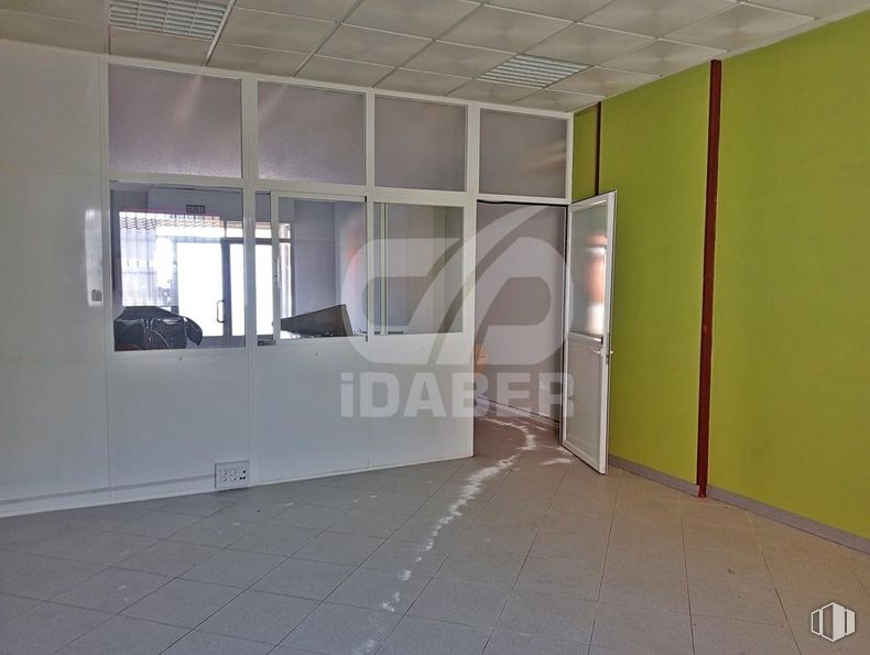 Retail for rent at Plaza José Antonio, Lominchar, Toledo, 45212 with hall, interior design, shade, wood, fixture, floor, flooring, wall, automotive exterior and house around