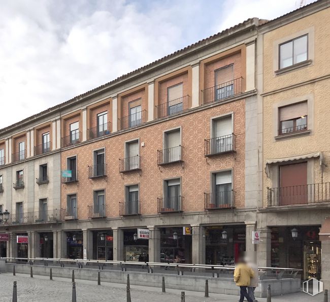 Retail for sale at Avenida Acueducto, Segovia, 40001 with window, building, brown, fixture, brickwork, urban design, condominium, brick, building material and residential area around