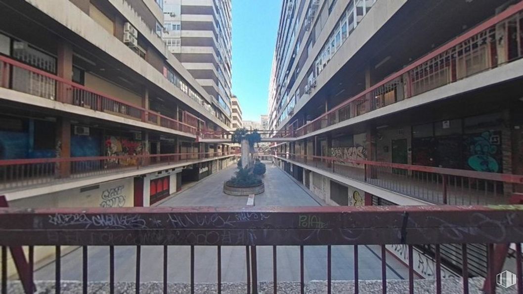 Local en venta en Calle Andrés Mellado, 35, Chamberí, Madrid, 28015 con edificio, día, ventana, cielo, modo de transporte, diseño urbano, condominio, barrio, valla y puente alrededor