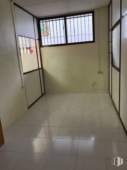 Oficina en venta en Calle Cercedilla, Collado Villalba, Madrid, 28400 con ventana, puerta, edificio, accesorio, madera, interiorismo, sombra, suelos, suelo y casa alrededor