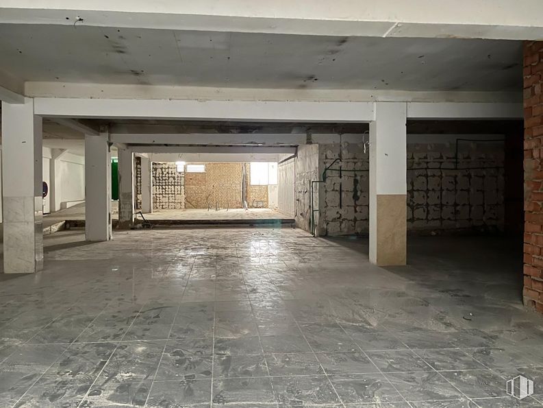 Retail for rent at Zona Prosperidad, Chamartín, Madrid, 28002 with flooring, floor, ceiling, composite material, concrete, tile, tile flooring, building material, silver and hall around