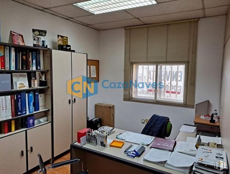 Nave en venta en Calle Senda Galiana, 10, Coslada, Madrid, 28820 con ventana, estantería, equipaje y bolsos, propiedad, mesa, accesorio, estante, edificio, diseño de interiores y escritorio alrededor