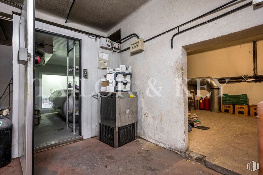 Local en venta en Calle Orense, Tetuán, Madrid, 28020 con contenedor de basura, suelo, suelos, gas, puerta, madera, techo, máquina, metal y ingeniería alrededor