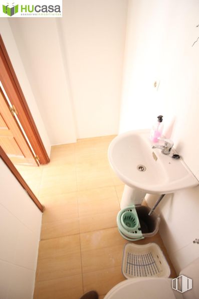 Retail for rent at Zona centro, Toledo, 45006 with sink, flooring, floor, wall, wood, plumbing fixture, interior design, room, plumbing and tile around