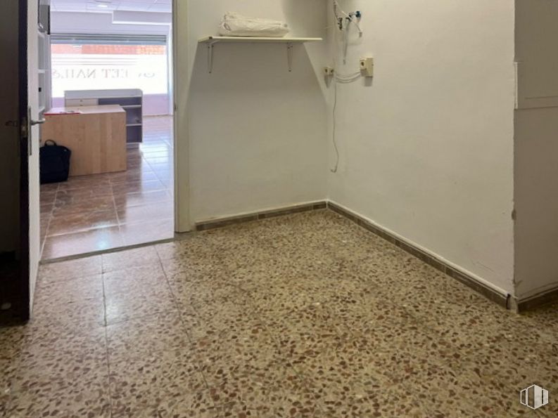 Retail for rent at Zona Escritores, Leganés, Madrid, 28912 with furniture, fixture, flooring, floor, door, wood, composite material, event, hardwood and ceiling around