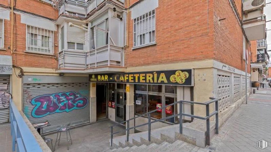 Retail for sale at Calle Francisco Ruíz, Usera, Madrid, 28026 with window, facade, door, composite material, concrete and sidewalk around