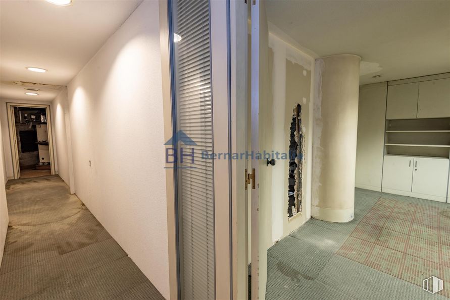 Local en alquiler en Malasaña-Universidad, Centro, Madrid, 28015 con edificio, accesorio, suelos, suelo, hall, madera, inmobiliario, techo, escayola y vidrio alrededor