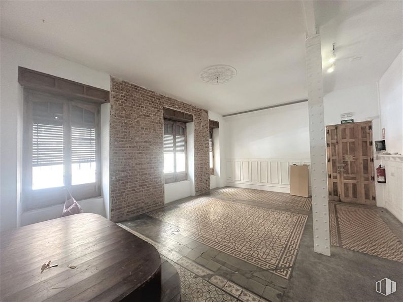 Local en alquiler en Calle Hilarión Eslava, Chamberí, Madrid, 28015 con mesa, ventana, persiana de la ventana, propiedad, edificio, madera, interiorismo, suelos, suelo y sombra alrededor