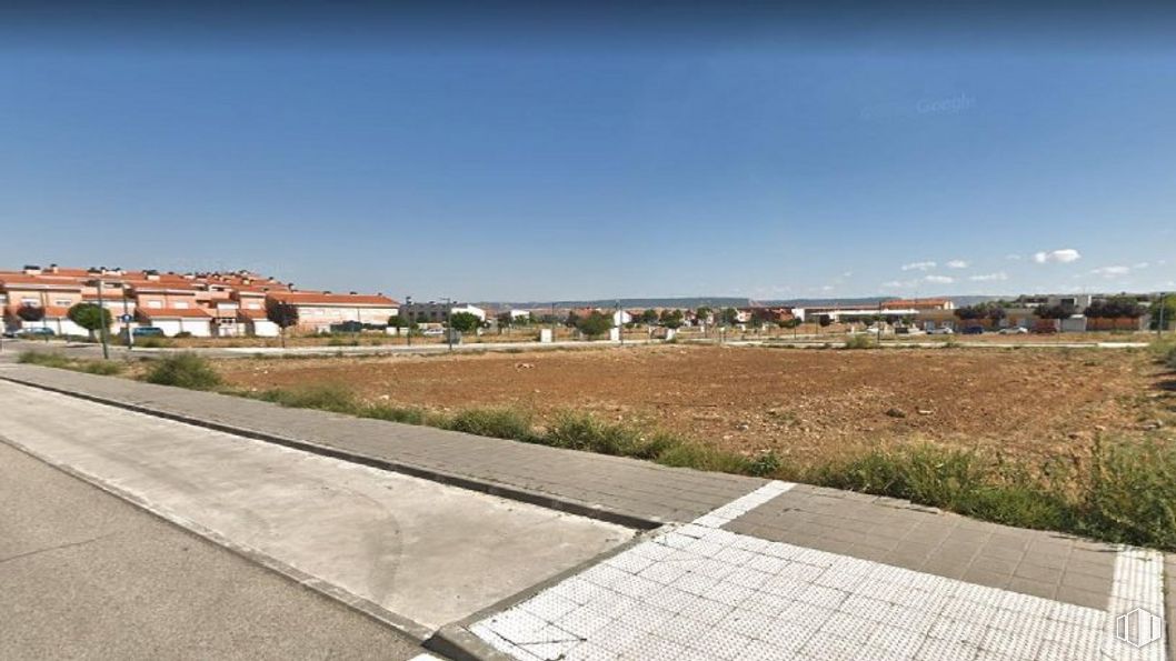 Land for sale at Avenida Bulevar Castilla La Mancha, 20, Marchamalo, Guadalajara, 19180 with building, sky, plant, cloud, road surface, asphalt, land lot, urban design, landscape and grass around