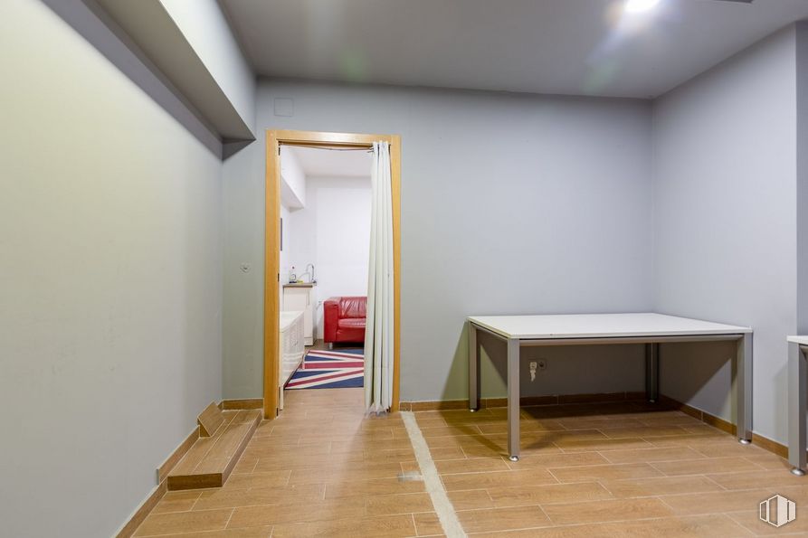 Local en venta en Calle Marqués de Urquijo, Moncloa - Aravaca, Madrid, 28008 con mesa, madera, pasillo, diseño de interiores, pavimentos, piso, accesorio, casa, madera y edificio alrededor