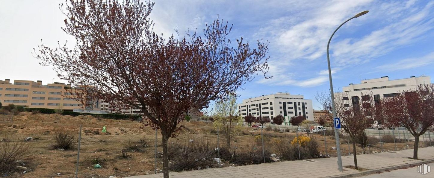 Land for sale at Zona Las Cañas, Guadalajara, 19005 with building, street light, cloud, sky, plant, tree, road surface, residential area, urban design and landscape around