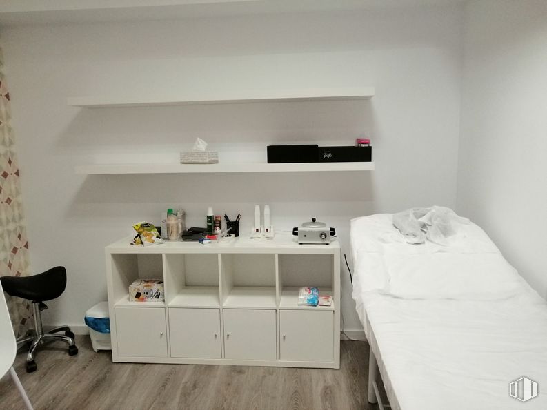 Local en venta en Calle Carlos Arniches, 25, Centro, Madrid, 28005 con ebanistería, cama, silla, mueble, estantería, madera, interiorismo, gris, suelos y suelo alrededor