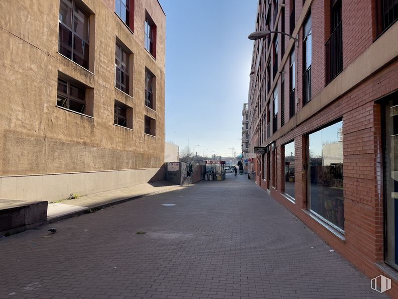 Local en venta en Avenida Ciudad de Barcelona, 178, Retiro, Madrid, 28007 con edificio, ventana, día, cielo, superficie de carretera, diseño urbano, asfalto, barrio, condominio y área residencial alrededor