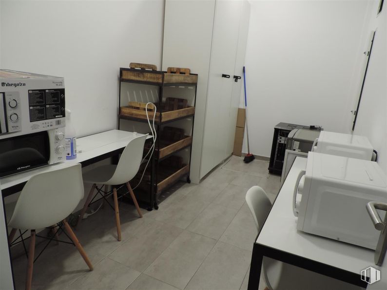 Oficina en alquiler en Calle Viriato, Chamberí, Madrid, 28010 con silla, escritorio, mueble, mesa, edificio, suelos, madera, máquina, habitación y cajonera alrededor