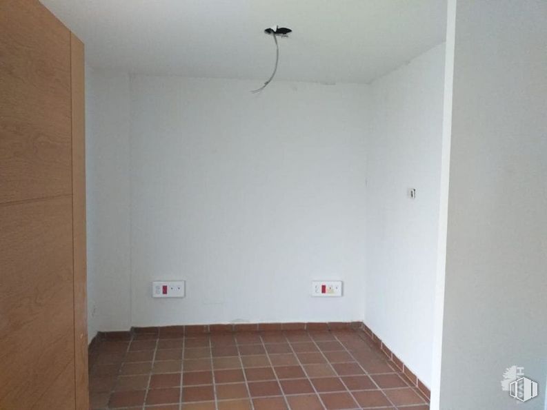 Retail for sale at Calle Concejo de la Mesta, 40, Escalona, Toledo, 45910 with lighting, wardrobe, building, fixture, wood, interior design, floor, flooring, wall and paint around