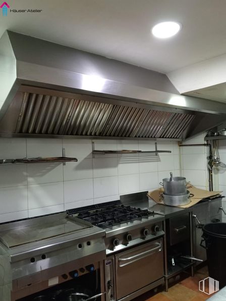 Retail for rent at Casco Histórico de Vallecas, Villa de Vallecas, Madrid, 28031 with gas stove, home appliance, kitchen appliance, major appliance, kitchen stove, kitchen, stove, kitchen hood, cooktop and countertop around