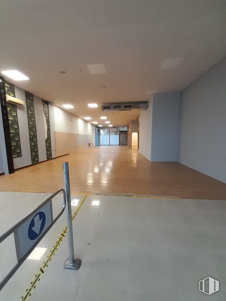 Industrial for sale & for rent at Avenida Madrid, Arganda del Rey, Madrid, 28500 with mirror, fixture, flooring, hall, ceiling, building, wood, glass, composite material and concrete around