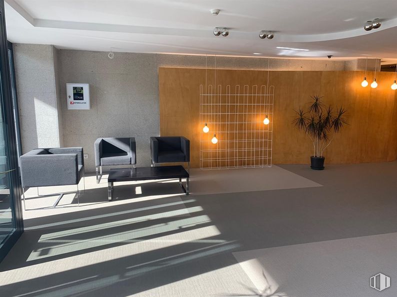 Oficina en alquiler en Calle Miguel Yuste, 17, San Blas - Canillejas, Madrid, 28037 con planta de interior, silla, mueble, mesa, propiedad, interiorismo, suelo, suelos, pared y hall alrededor