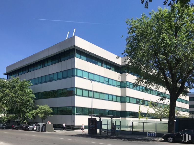 Office for sale at Avenida Institución Libre de Enseñanza, 37 C, San Blas - Canillejas, Madrid, 28037 with car, building, sky, tree, urban design, residential area, commercial building, facade, tower block and real estate around