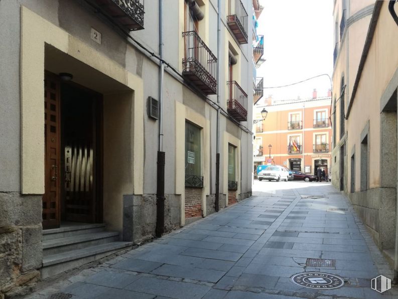 Retail for sale at Plaza Mercado Chico, Ávila, 05001 with building, window, road surface, infrastructure, flooring, sidewalk, sky, facade, road and city around