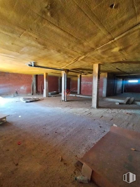 Retail for sale at Zona centro, Cuenca, 16004 with floor, wood, flooring, ceiling, brown, composite material, concrete, column, plywood and wood stain around