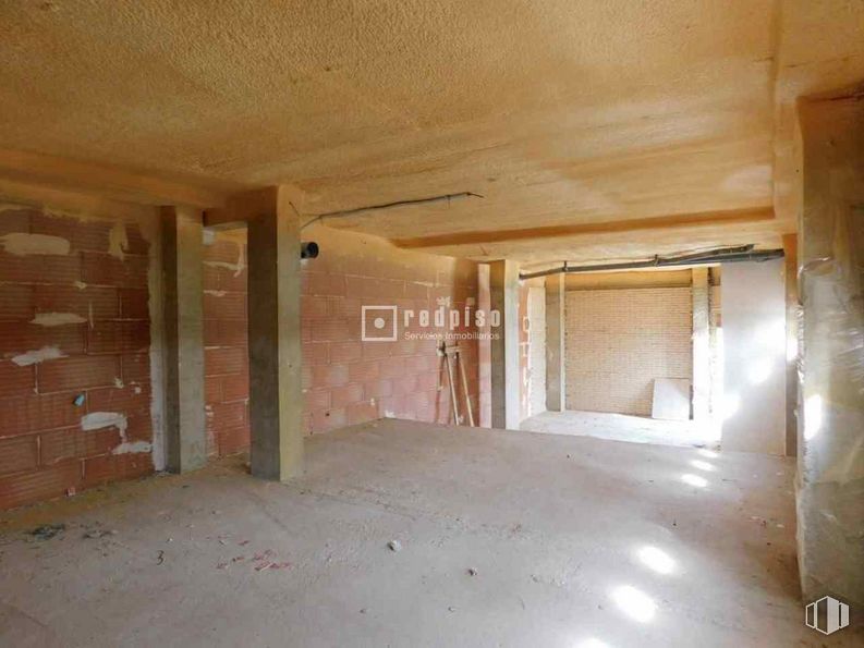 Retail for rent at Zona Butarque, Villaverde, Madrid, 28021 with wood, fixture, flooring, floor, hall, ceiling, composite material, concrete, building material and plaster around