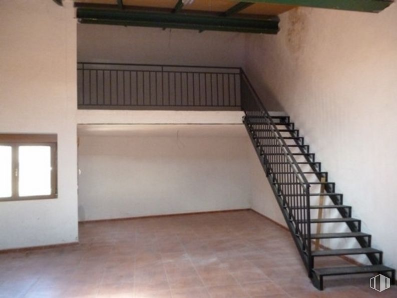 Office for sale at Calle Teniente Eloy Muro, El Casar de Escalona, Toledo, 45542 with window, building, fixture, wood, stairs, flooring, house, floor, hall and shade around