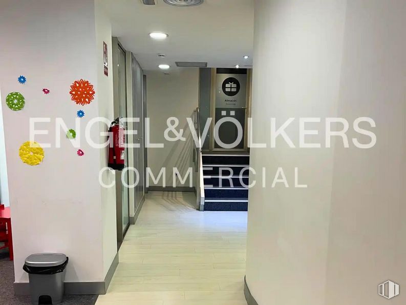 Retail for sale & for rent at Paseo de la Castellana, Chamartín, Madrid, 28046 with waste container, building, interior design, house, wood, floor, flooring, fixture, material property and living room around