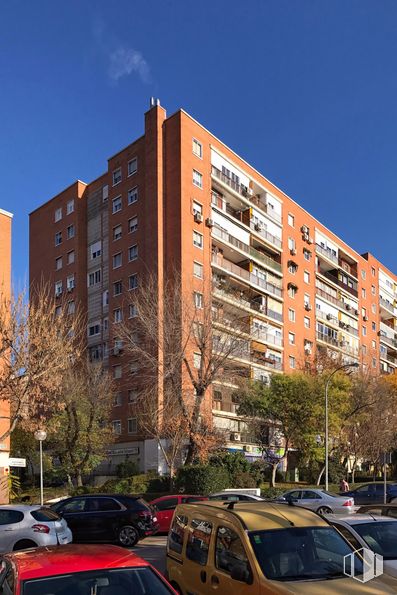 Retail for rent at Calle Río Sella, 6, Móstoles, Madrid, 28934 with car, building, sky, window, vehicle, tire, cloud, wheel, automotive lighting and tree around