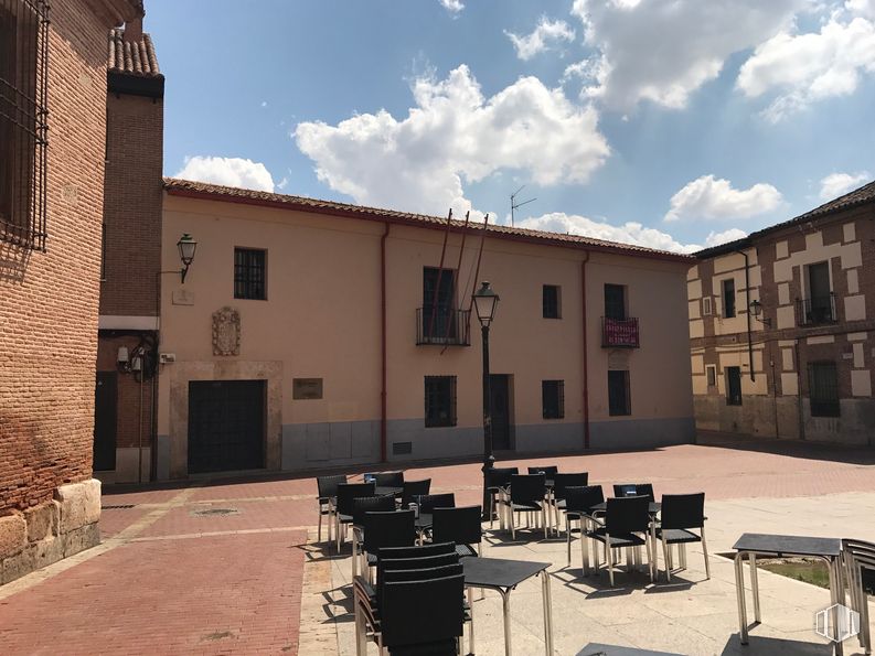 Oficina en alquiler en Plaza Victoria, Alcalá de Henares, Madrid, 28802 con edificio, nube, cielo, ventana, sombra, planta, árbol, diseño urbano, mesa y espacio público alrededor