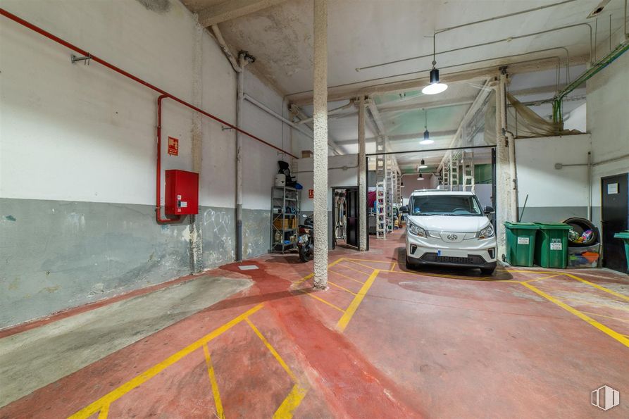 Local en alquiler en Calle Sierra de los Filabres, 24, Puente de Vallecas, Madrid, 28038 con coche, iluminación del automóvil, neumático de automoción, exterior del automóvil, luz de estacionamiento, taller de reparación de automóviles, aparcamiento, sistema de ruedas para automóviles, garaje y aparcamiento alrededor