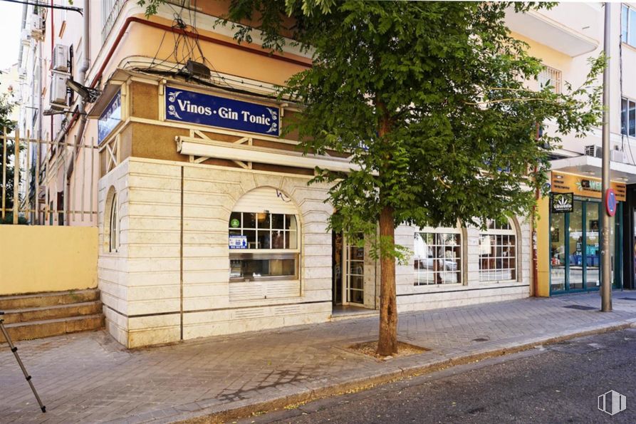 Retail for sale at Zona Quintana, Ciudad Lineal, Madrid, 28027 with tree, road surface, facade, wood, urban design, sidewalk, city, road, plant and electricity around