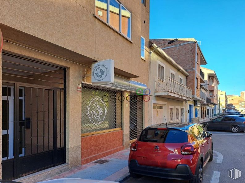 Local en alquiler y venta en Zona Plaza Castilla, Azuqueca de Henares, Guadalajara, 01920 con coche, ventana, neumático, vehículo terrestre, luz de estacionamiento, rueda, vehículo, matrícula del vehículo, edificio y iluminación del automóvil alrededor