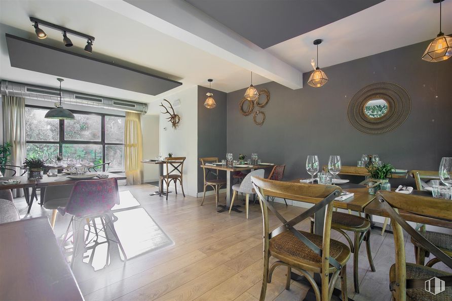 Local en alquiler en Avenida Castillos, 1, Villanueva de la Cañada, Madrid, 28691 con silla, lámpara, alumbrado, mesa de cocina y comedor, mesa, mueble, propiedad, planta de interior, interiorismo y madera alrededor