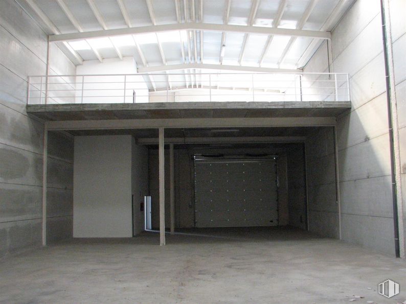 Nave en venta en Calle del Plomo, San Martín de la Vega, Madrid, 28330 con propiedad, accesorio, material compuesto, hormigón, techo, simetría, edificio, hall, iluminación natural y material de construcción alrededor