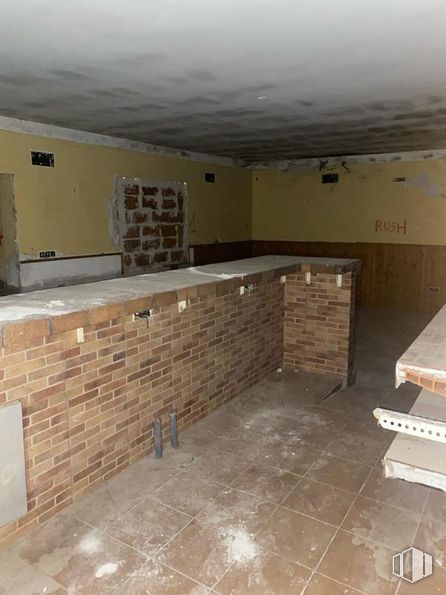 Retail for sale at Avenida Playa de Escalona, Escalona, Toledo, 45910 with property, wood, brickwork, brick, floor, flooring, building material, real estate, window and composite material around