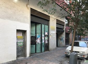 Local en venta en Calle Artistas, 24, Tetuán, Madrid, 28020 con coche, edificio, luz de estacionamiento automotriz, vehículo terrestre, neumático, vehículo, rueda, planta, iluminación automotriz y árbol alrededor