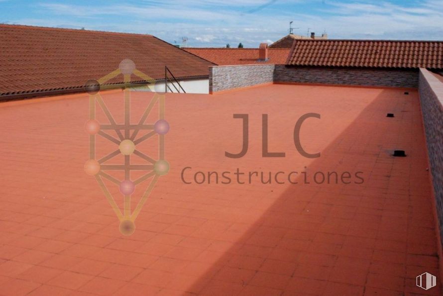 Retail for rent at Carretera Fuentelsaz, 52, El Casar, Guadalajara, 19170 with property, sky, wood, orange, brick, road surface, brickwork, cloud, wall and font around