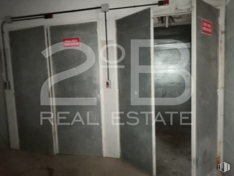 Industrial for sale at Casco urbano, La Puebla de Almoradiel, Toledo, 45840 with door, fixture, building, wood, font, gas, flooring, automotive exterior, glass and vehicle door around