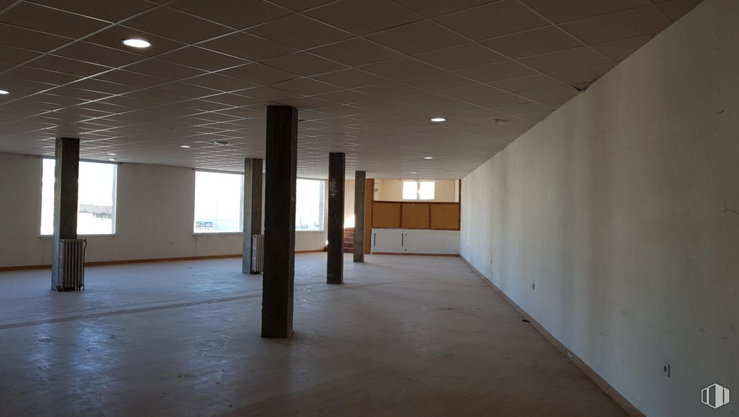 Industrial for sale at Calle de la Calera, El Barco de Ávila, Ávila, 05600 with window, hall, fixture, flooring, floor, wall, material property, wood, ceiling and space around