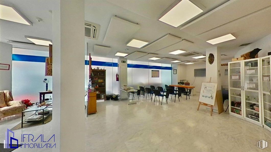 Retail for sale & for rent at Calle Huerta de Castañeda, 20, La Latina, Madrid, 28011 with couch, interior design, floor, flooring, hall, event, ceiling, building, room and city around