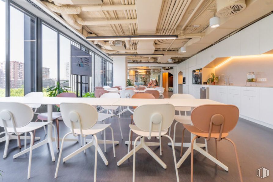 Office for rent at LOOM, Paseo Castellana, 85, Tetuán, Madrid, 28046 with chair, furniture, interior design, flooring, table, floor, ceiling, desk, lighting and kitchen & dining room table around