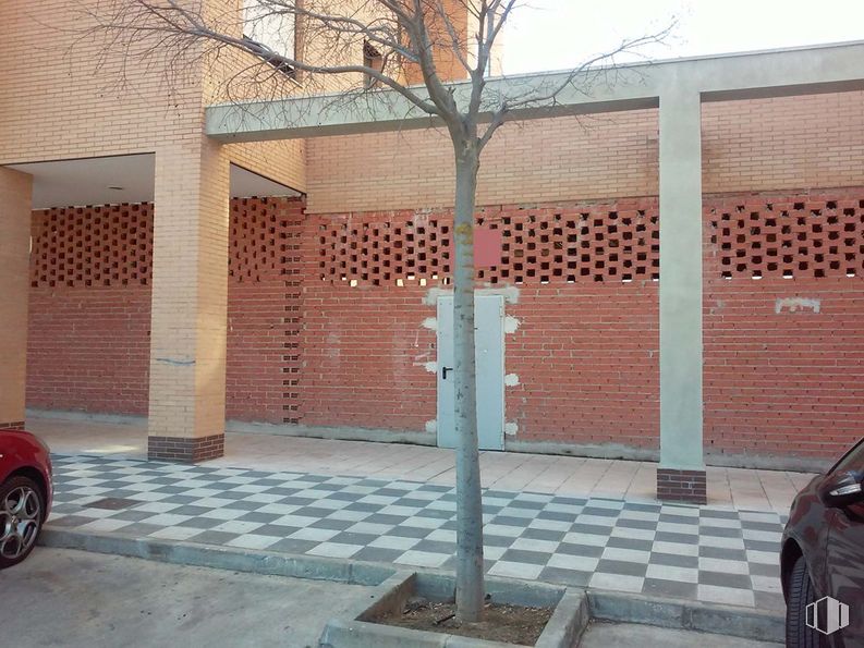 Retail for rent at Urbanización Parque Sol, Cuenca, 16004 with tire, wheel, property, car, road surface, asphalt, automotive lighting, vehicle, brickwork and architecture around