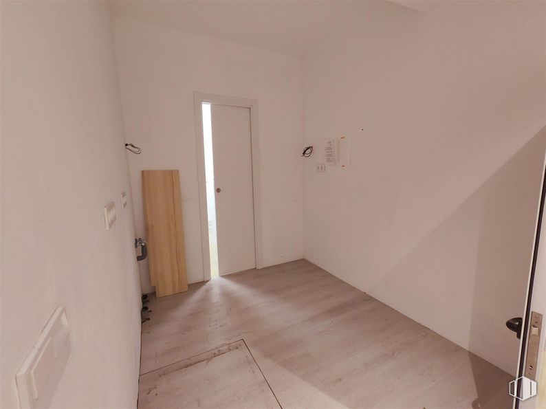 Local en alquiler y venta en Calle Amor de Dios, Centro, Madrid, 28014 con puerta, accesorio, madera, interiorismo, suelos, suelo, madera dura, puerta de casa, techo y hall alrededor