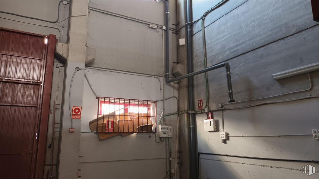 Industrial for rent at Calle Turín, 15, Parla, Madrid, 28980 with building, electricity, fixture, electrical wiring, door, house, wood, gas, facade and window around