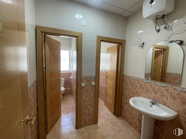 Nave en alquiler en Calle Avena, 24, Leganés, Madrid, 28914 con fregadero, espejo, grifo, propiedad, accesorios de fontanería, cuarto de baño, lavabo, edificio, accesorio y alumbrado alrededor