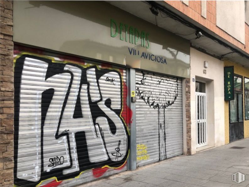 Local en alquiler y venta en Calle Eras, Villaviciosa de Odón, Madrid, 28670 con fuente, arte, graffiti, fachada, tintes y matices, escritura, ventana, carretera, ladrillo y albañilería alrededor